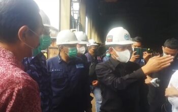 menteri lh hanif faisol saat menutup pabri baja di kawasan industri milenium kabupaten tangerang
