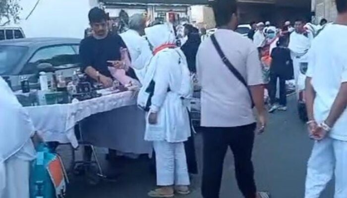 Ada Pasar Kaget di Makkah, Jual Tumis Pare dan Bala-bala Bikin Jemaah Serasa di Rumah