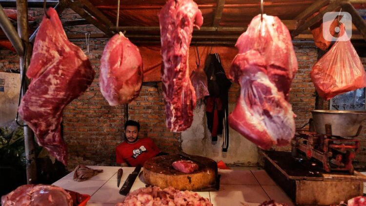 pedagang daging sapi di pasar tradisional.