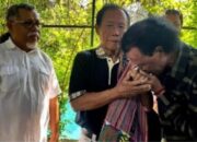 Hercules Serahkan Kain Adat, Minta Maaf ke Sutiyoso
