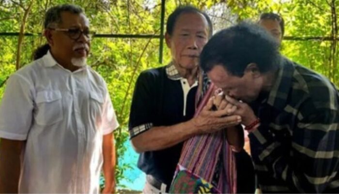 Hercules Serahkan Kain Adat, Minta Maaf ke Sutiyoso