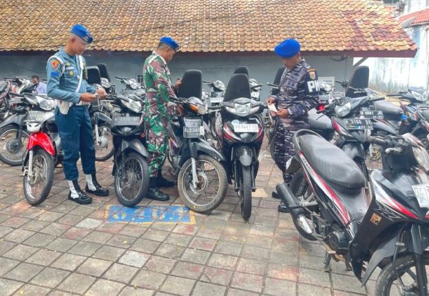 Lanal Banten Amankan Dua Truk Motor Bekas di Pelabuhan Merak