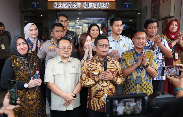 gubernur banten andra soni saat menyampaikan perpanjangan pemutihan pajak kendaraan