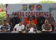 kapolresta bandara soetta kombes pol ronald sipayung memberikan keterangan pers soal kasus penipuan travel wisata