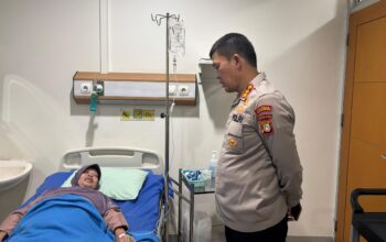 kapolresta bandara soetta kombes pol ronald sipayung saat menjenguk istri kakek Poniman pelaku pencuri HP