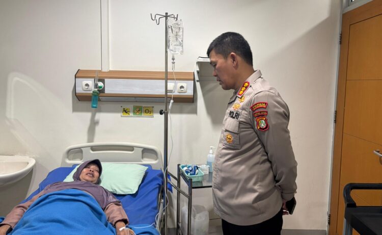 kapolresta bandara soetta kombes pol ronald sipayung saat menjenguk istri kakek Poniman pelaku pencuri HP