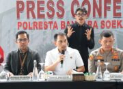 kasat reskrim polresta bandara soetta kompol yandri mono menyampaikan keterangan kasus sindikat penyeludup benih lobster