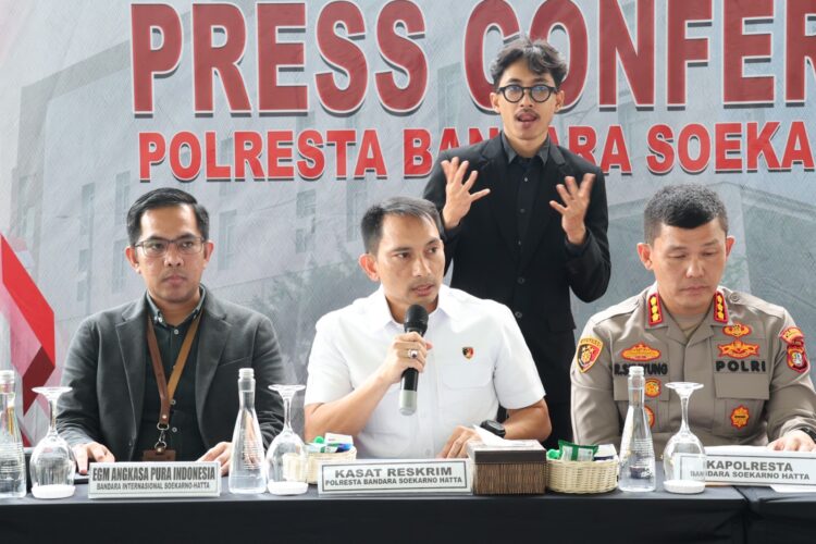 kasat reskrim polresta bandara soetta kompol yandri mono menyampaikan keterangan kasus sindikat penyeludup benih lobster