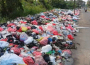 tumpukan sampah di balaraja kabupaten tangerang
