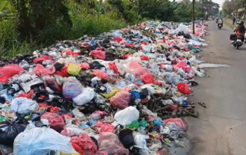 tumpukan sampah di balaraja kabupaten tangerang