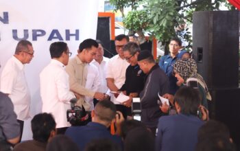 Wapres Gibran Rakabuming Raka tinjau penyaluran bsu di kantor pos kota tangerang