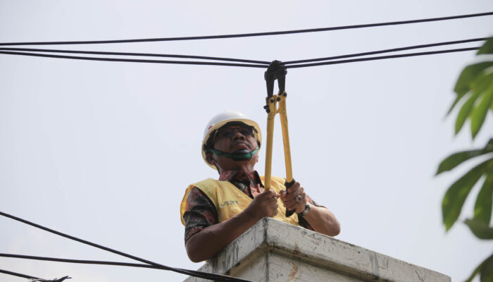 Semrawut, Kabel Udara di Jalan Lio Baru Batuceper Digunting