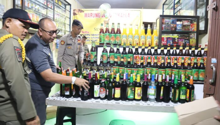Ratusan Botol Miras Disita dari Warung Jamu