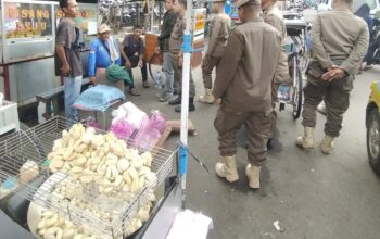 satpol pp kota tangerang menertibkan pkl di pasar anyar