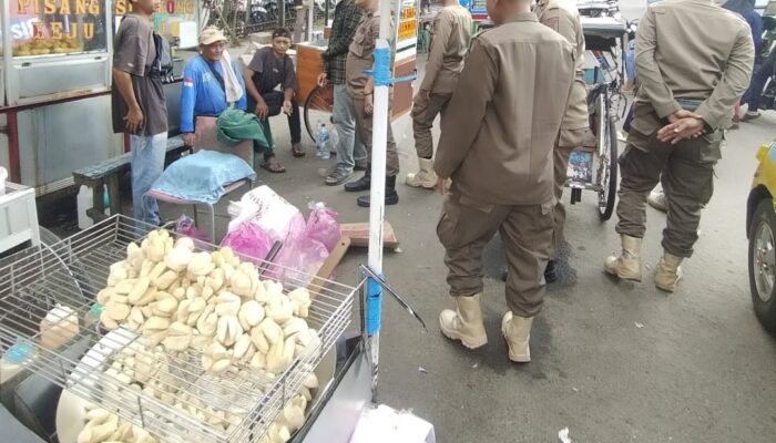 Satpol PP Kota Tangerang Tirtibkan PKL Pasar Anyar yang Bandel
