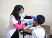masuk sekolah rakyat dicek telinga dan gigi
