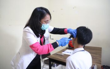 masuk sekolah rakyat dicek telinga dan gigi