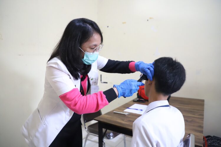 masuk sekolah rakyat dicek telinga dan gigi