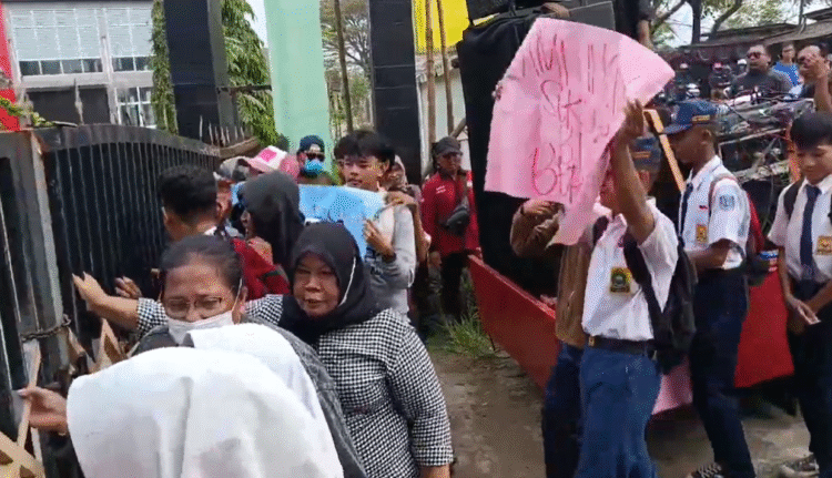 warga demo smkn 2 kabupaten tangerang