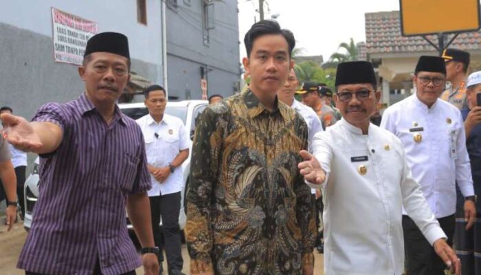 Datangi Lokasi Banjir di Ciledug Indah, Gibran Janji Normalisasi Kali Angke Sepanjang 3 Kilometer