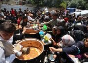 antrean bantuan makanan di gaza