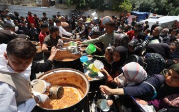 antrean bantuan makanan di gaza