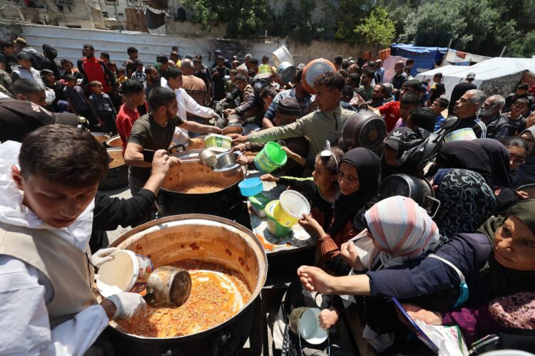 antrean bantuan makanan di gaza