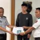 Petugas menyerahkan berkas Selebgram Arnold Putra