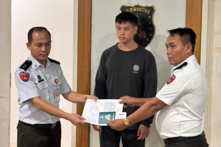 Petugas menyerahkan berkas Selebgram Arnold Putra
