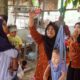 petugas menimbang berat badan balita