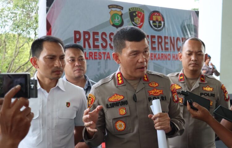 kapolreta bandara soetta kombes pol ronald sipayung saat memberikan keterangan terkait kasus pelecehan di pesawat
