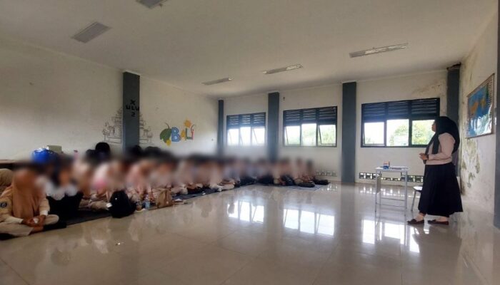 Duh, Ratusan Siswa SMKN 8 Kota Tangsel Belajar di Lantai