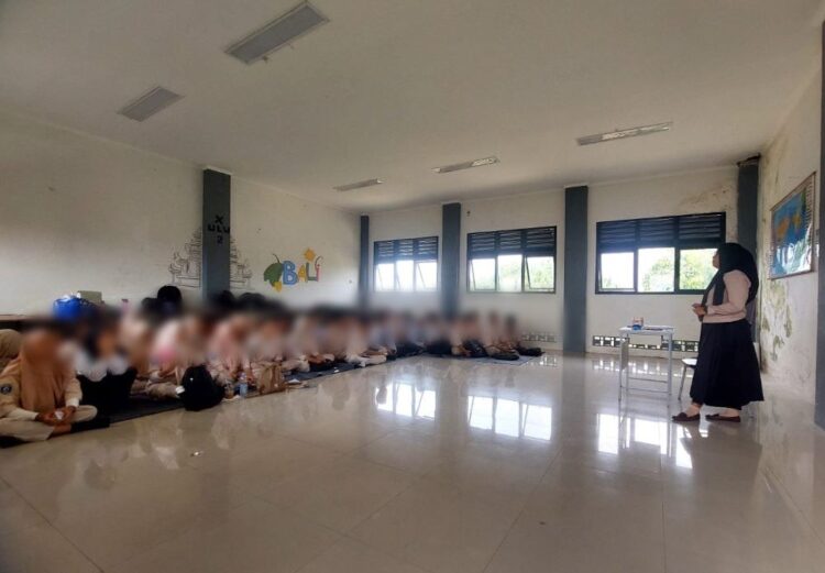Duh, Ratusan Siswa SMKN 8 Kota Tangsel Belajar di Lantai