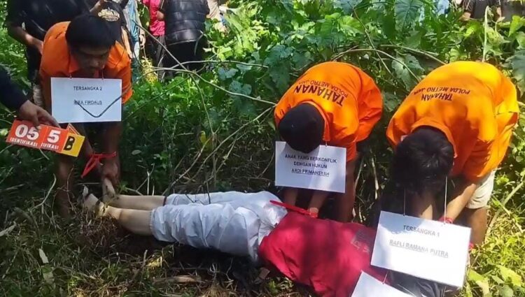 rekonstruksi kasus pembunuhan mayat wanita terborgol di cisauk