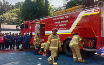 Personel Damkar Kota Tangerang