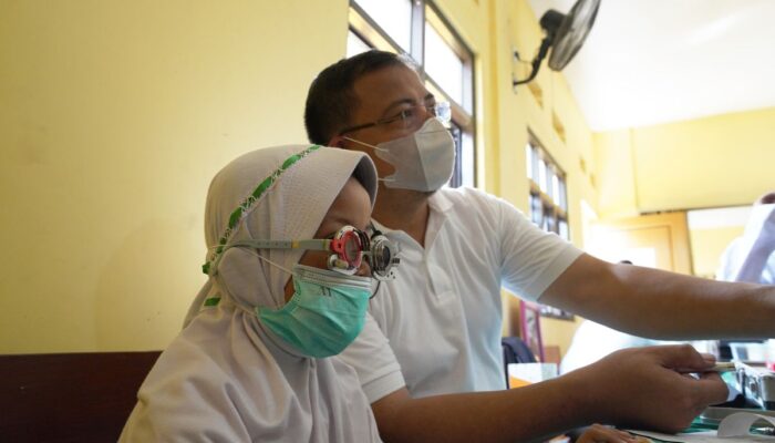 Akibat Terlalu Lama Bermain HP, Banyak Siswa di Kelapa Dua Mengidap Rabun Jauh