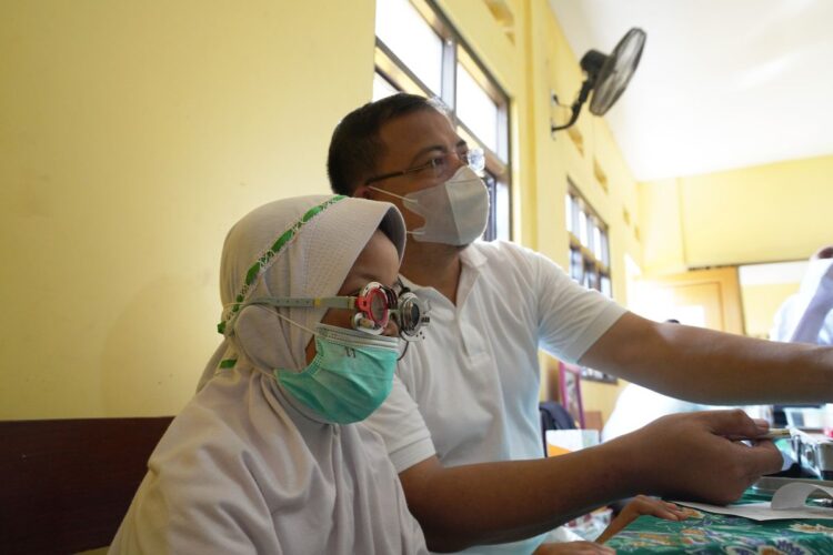 siswa tengah melakukan cek kesehatan mata gratis