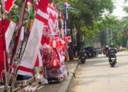 Pedagang Bendera Keluhkan Lesunya Penjualan, Kalah Bersaing dengan Online