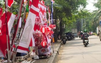 jelang perayaan hut ri ke-80 penjual bendera merah putih marak di pinggir jalan