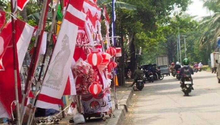 Pedagang Bendera Keluhkan Lesunya Penjualan, Kalah Bersaing dengan Online