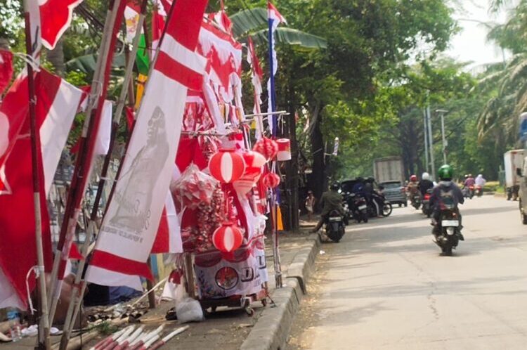 jelang perayaan hut ri ke-80 penjual bendera merah putih marak di pinggir jalan