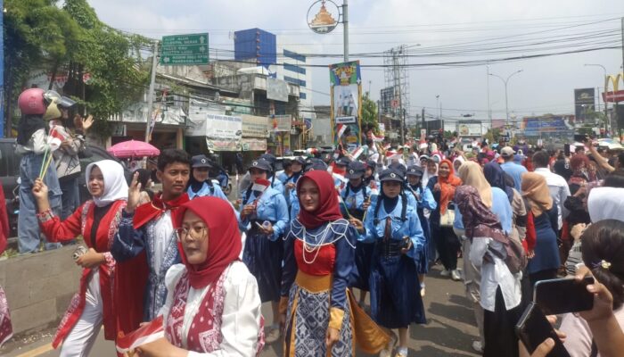 Ribuan Warga Padati Pawai Budaya HUT ke-18 Kota Serang