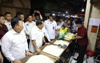 Menteri Dalam NegeriTito Karnavian melakukan kunjungan mendadak ke Pasar Induk Rau, Kota Serang untuk memastikan stok beras aman