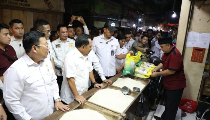 Tinjau Pasar Rau Serang, Mendagri Pastikan Stok Aman hingga Akhir Tahun