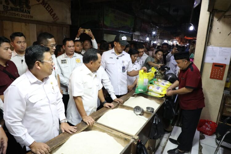 Menteri Dalam NegeriTito Karnavian melakukan kunjungan mendadak ke Pasar Induk Rau, Kota Serang untuk memastikan stok beras aman