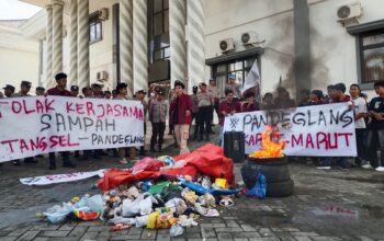 Aksi demonstrasi mahasiswa membuang sampah di depan kantor bupati dan DPRD Kabupaten Pandeglang
