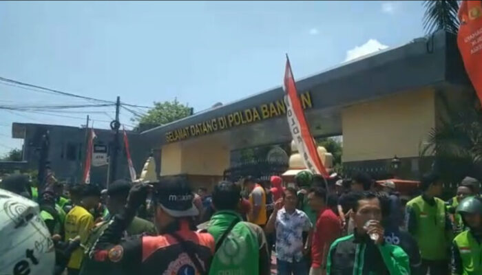 Ojol Banten Datangi Polda Banten Tuntut Keadilan untuk Rekan yang Tewas Dilindas Rantis