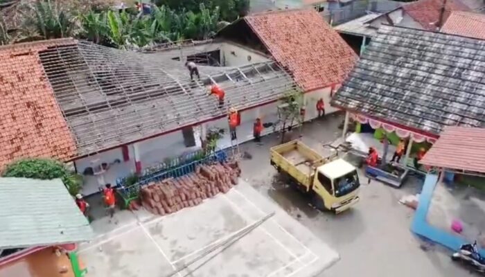 Atap SDN Kedung Dalem 2 Mauk Tangerang Ambruk, 13 Murid Terluka