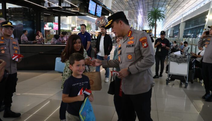 Polresta Bandara Soetta Kembali Bagikan Ribuan Bendera Merah Putih
