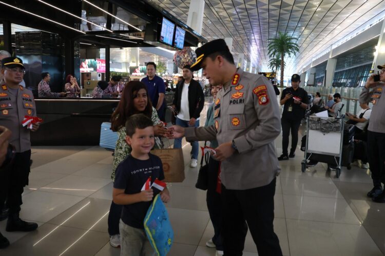 kapolresa bandara soetta kombes pol ronald fc sipayung tengah membagikan bendera merah putih
